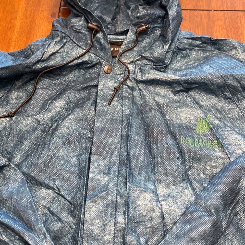 Men’s medium Frogg Toggs outwear